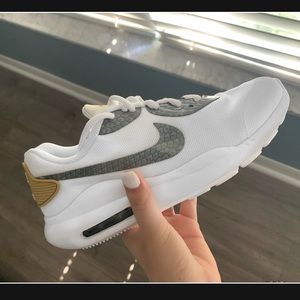White Nike Air Max